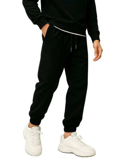 Loose-fitting men's jogging pants with elastic waistband and cuffs