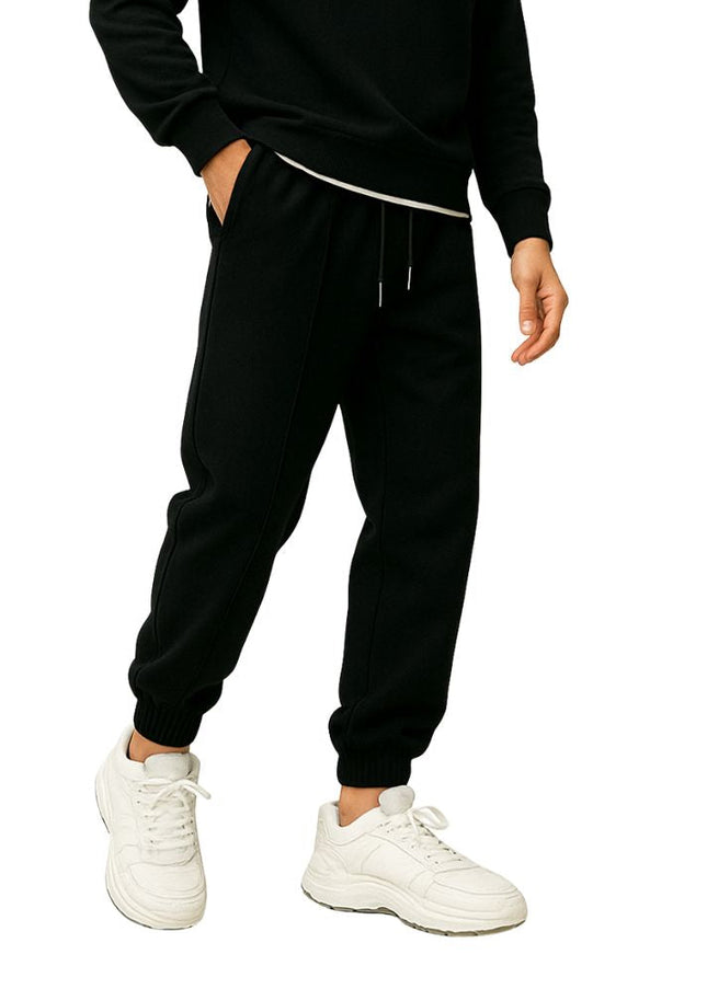 Loose-fitting men's jogging pants with elastic waistband and cuffs