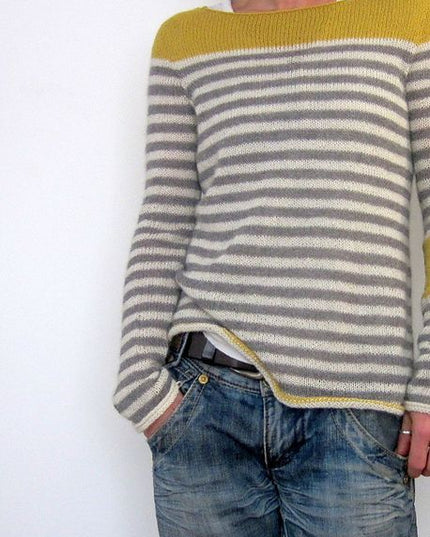 Sweater with striped pattern and color contrast at the neckline
